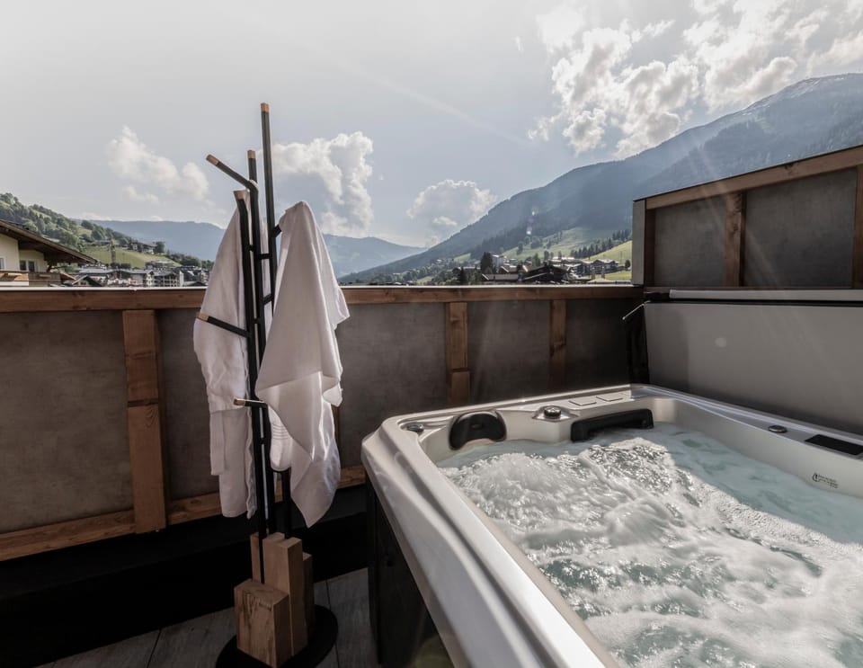 Hot Tub, Hot Tub, Balcony/Terrace, Balcony/Terrace, Spa and wellness centre/facilities, Mountain view