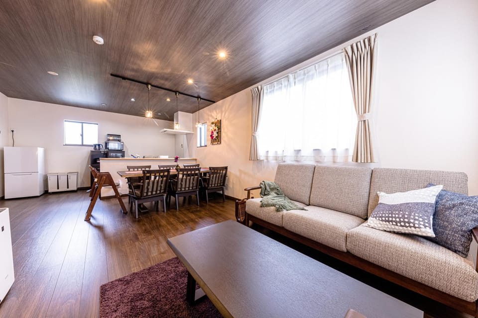 Kitchen or kitchenette, Living room, Seating area, Dining area