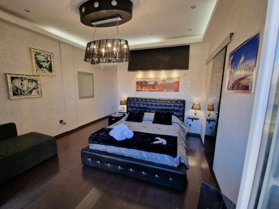 Bed, People, View (from property/room), Other, Photo of the whole room, Decorative detail, Animals, Bedroom, Pets, children, young children, older children, Family, heating, internet, locker, towels, air conditioner