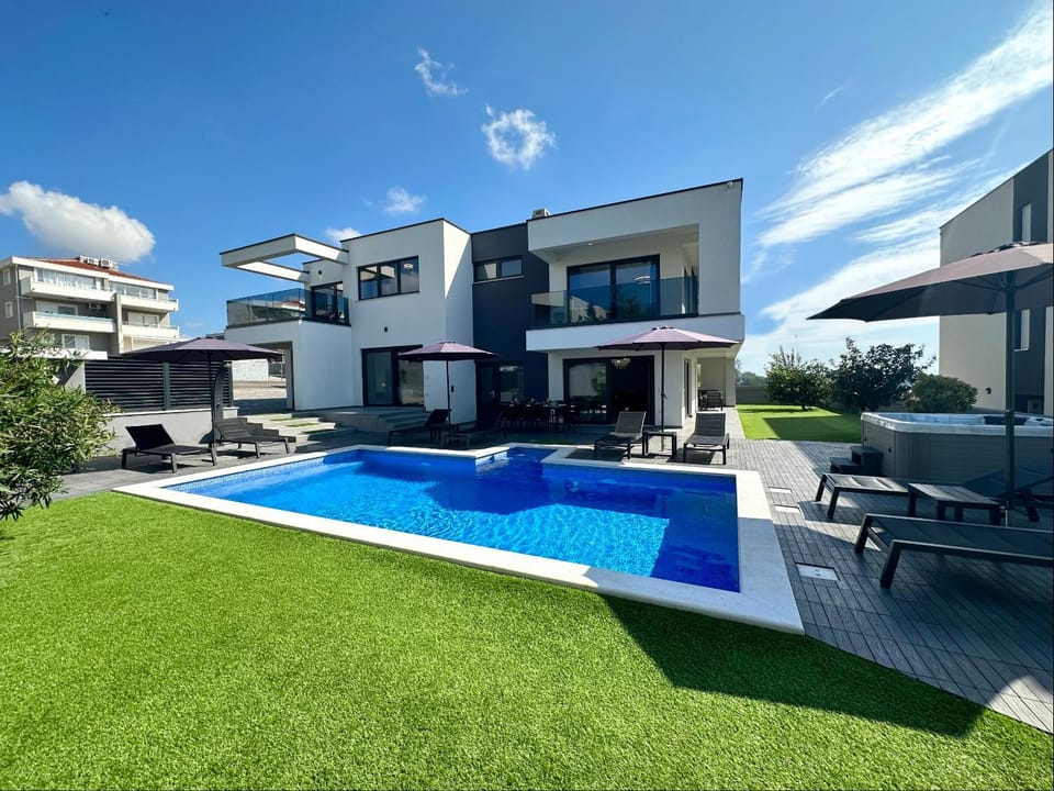 Property building, Day, Garden, Spa and wellness centre/facilities, Garden view, Pool view, Swimming pool, sunbed