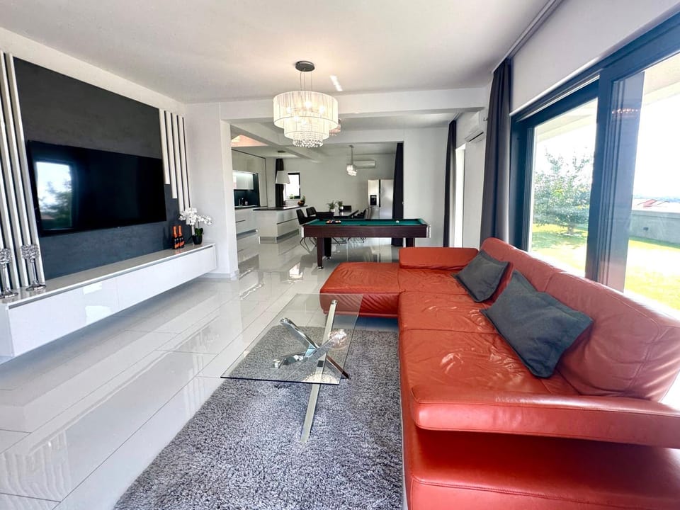 TV and multimedia, Living room, Seating area, Garden view