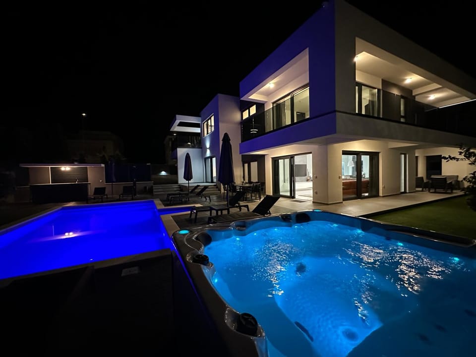 Property building, Night, Spa and wellness centre/facilities, Pool view, Swimming pool