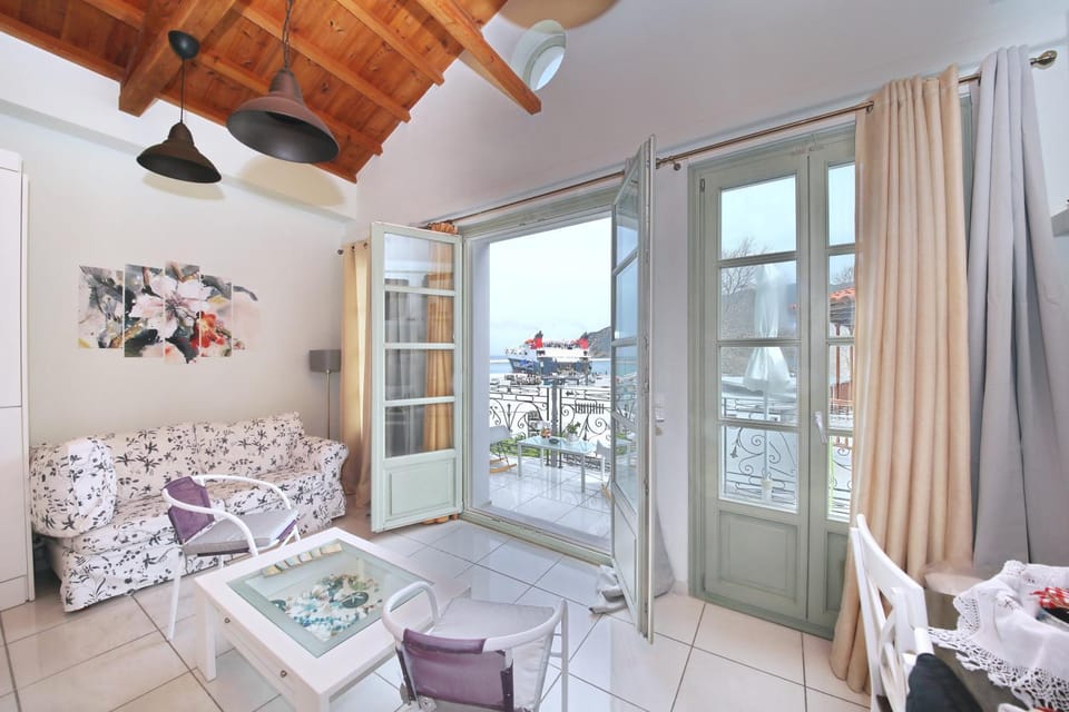 Port view apartment skopelos Apartment in Skopelos