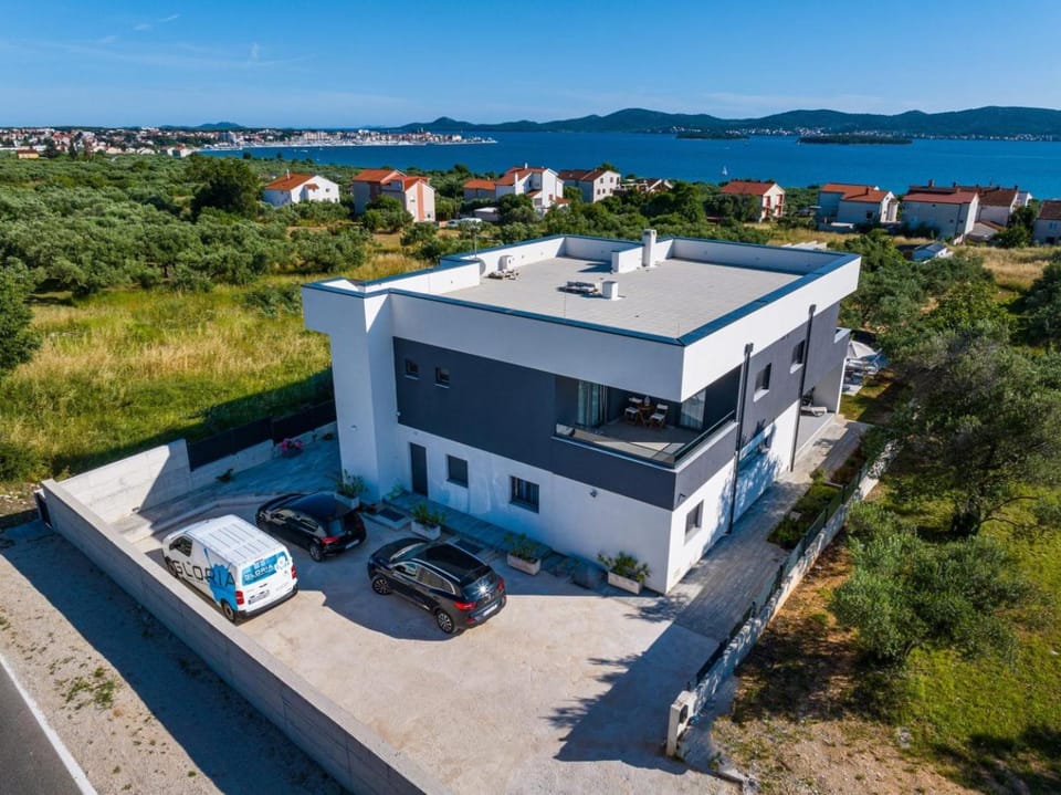 Property building, Day, Natural landscape, Bird's eye view, Sea view, Parking