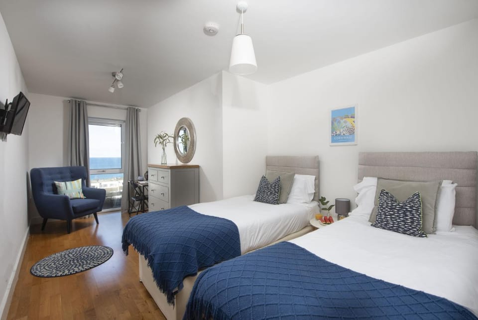 Bed, TV and multimedia, Photo of the whole room, Seating area, Bedroom