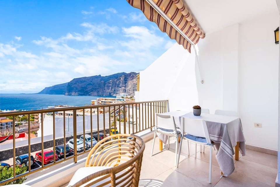 Quiet and cozy workation place near the town center with cliffs and ocean view Apartment in Canary Islands