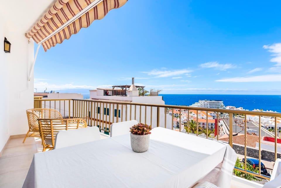 Quiet and cozy workation place near the town center with cliffs and ocean view Apartment in Canary Islands