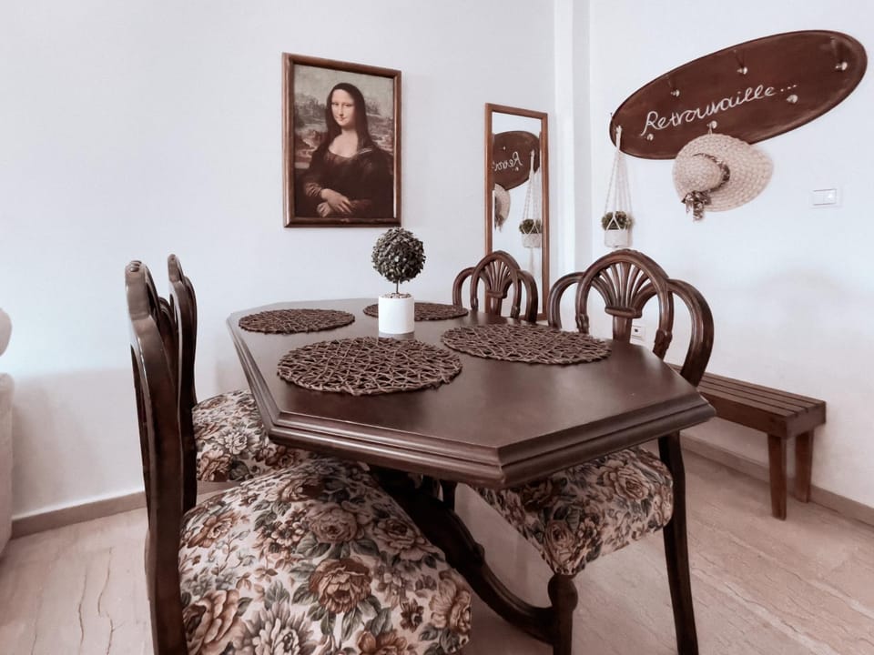 Seating area, Dining area