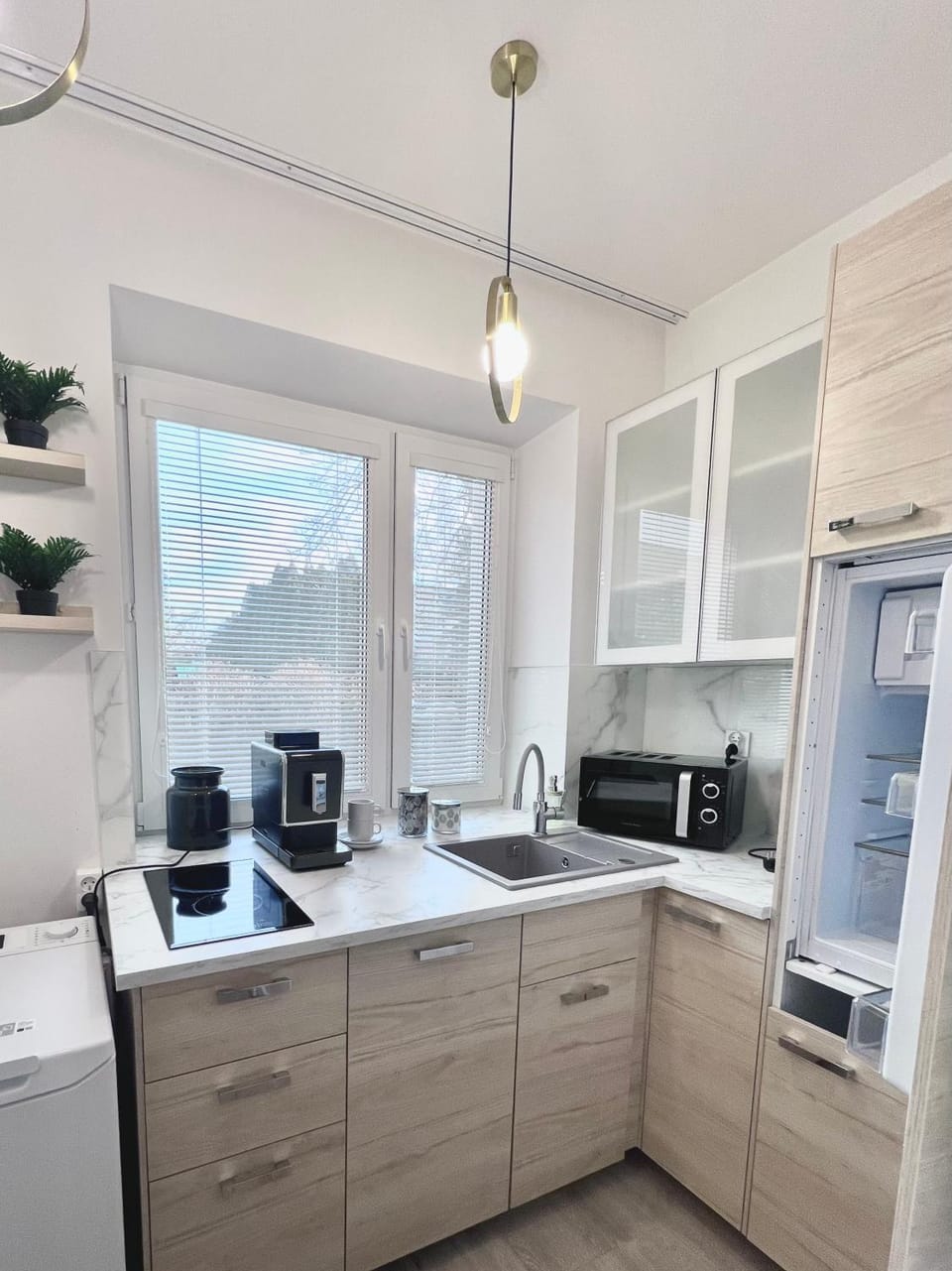 Coffee/tea facilities, Kitchen or kitchenette, stove