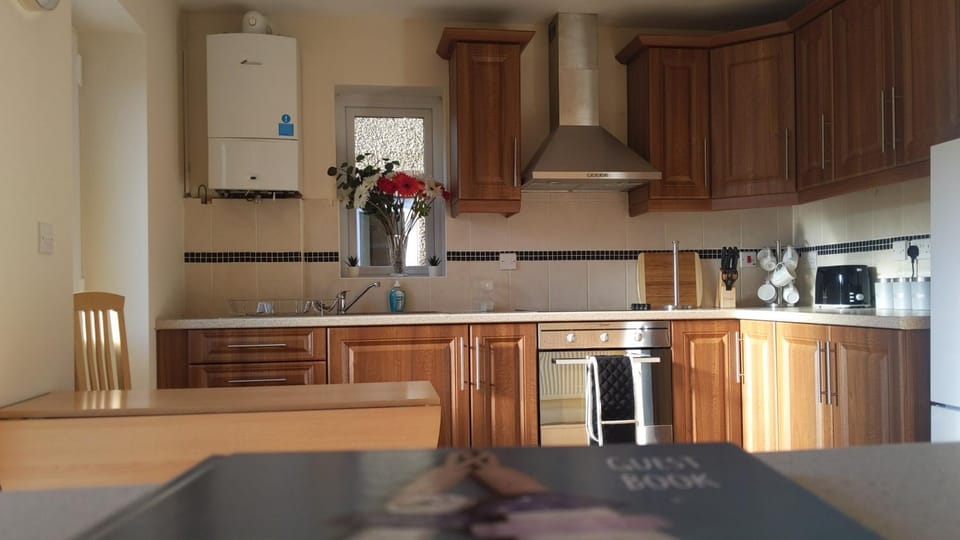 Toilet, Kitchen or kitchenette, Dining area