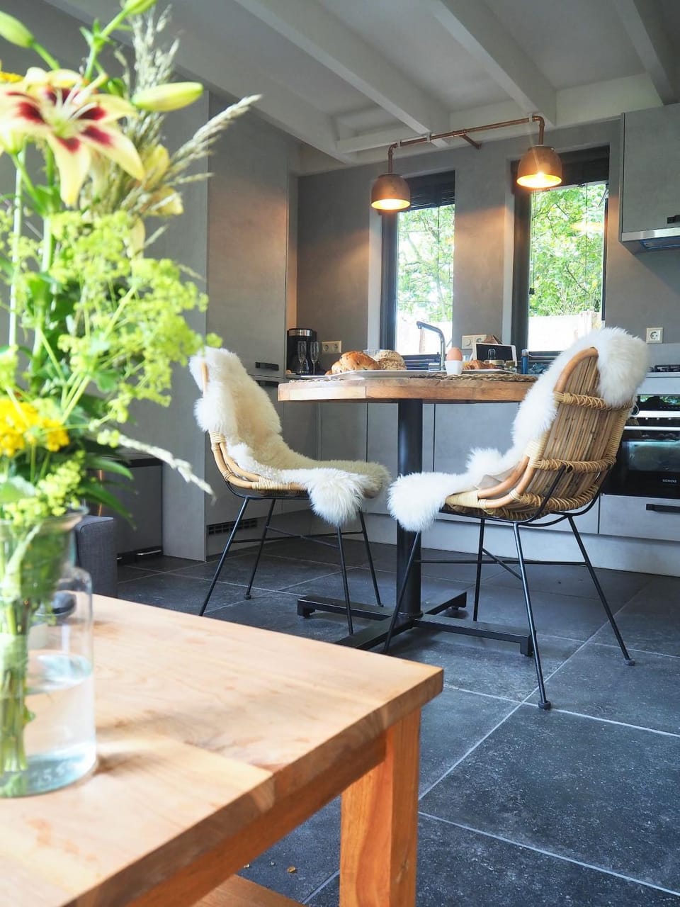 Kitchen or kitchenette, Dining area