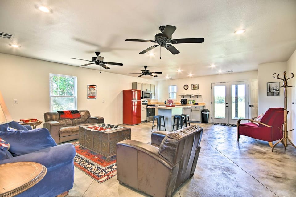 2 Mi to Marinas and Grove Cozy Cabin with Grill Cabin in Grove