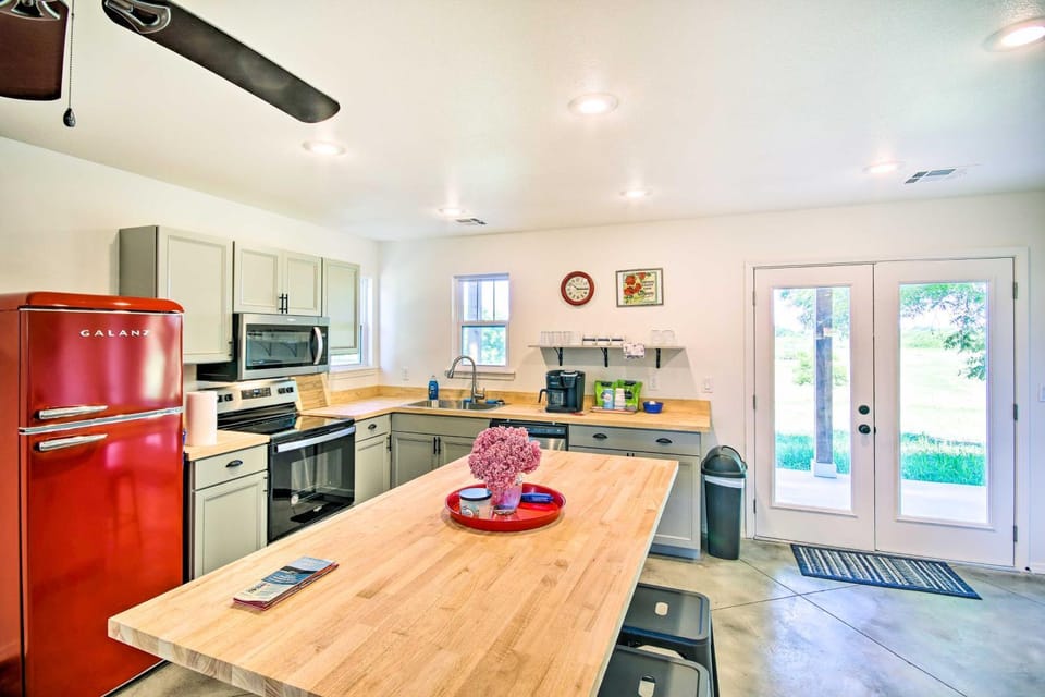 2 Mi to Marinas and Grove Cozy Cabin with Grill Cabin in Grove