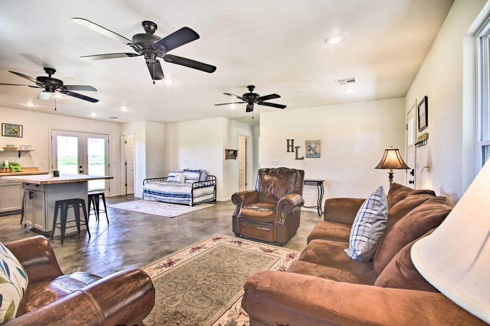 Peekaboo Water Views Lake O the Cherokees Cabin Cabin in Grove