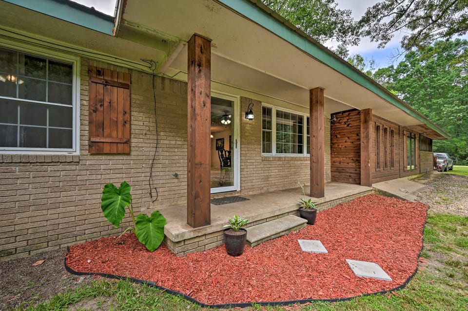 Quiet Abode w/ Gas Grill ~ 5 Miles to Broken Bow! House in Oklahoma