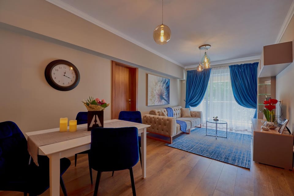 Living room, Seating area, Dining area, Dinner