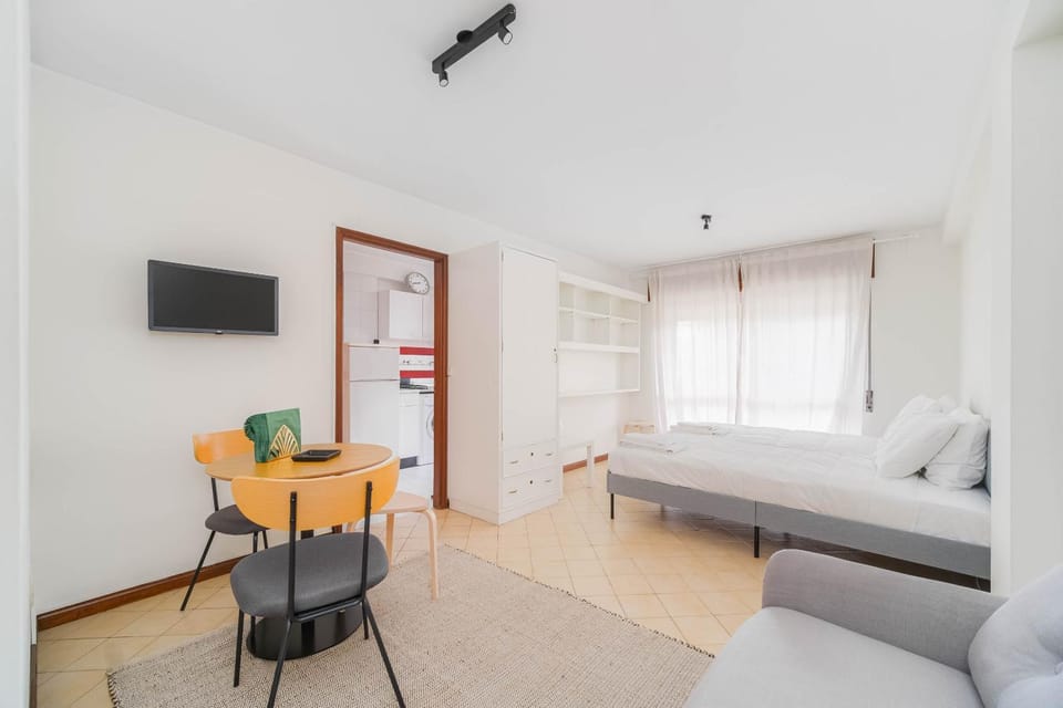 Communal lounge/ TV room, TV and multimedia, Living room, Photo of the whole room, Seating area, Dining area