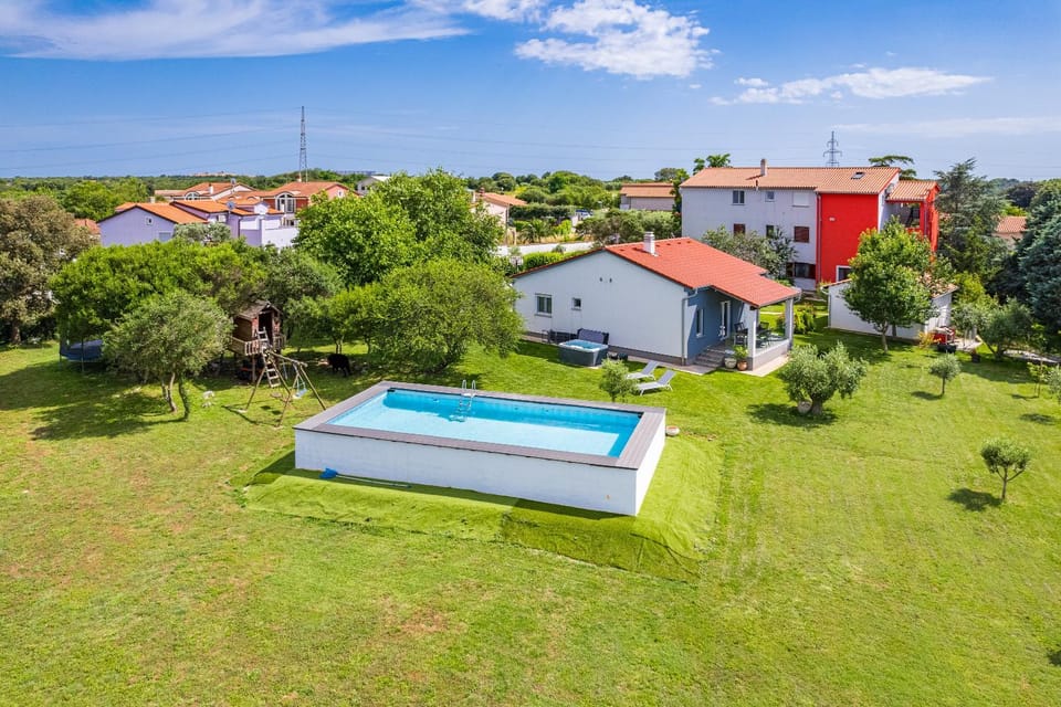 Holiday house Mirna with heated swimming pool and jacuzzi House in Pula
