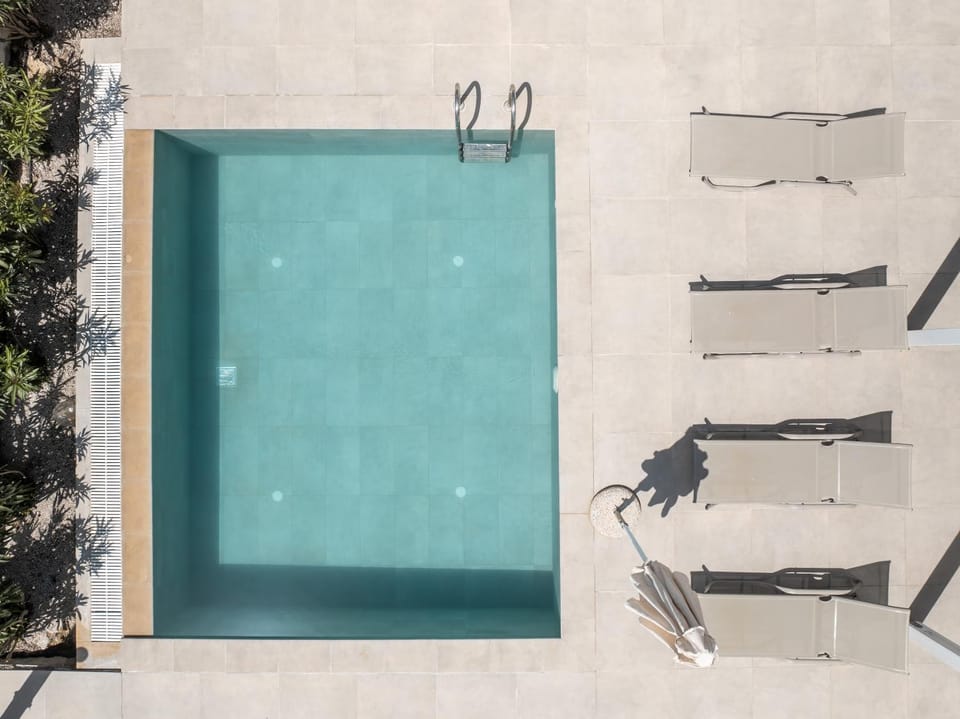 Swimming pool, sunbed