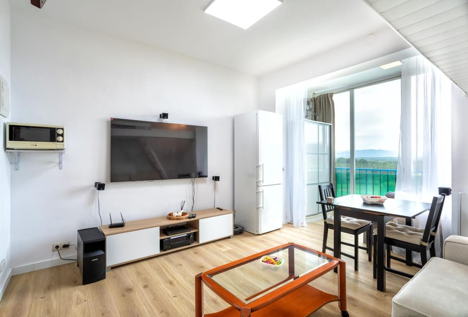 Communal lounge/ TV room, TV and multimedia, Living room, Seating area, Dining area