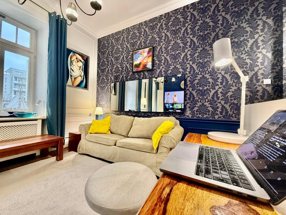 DECOR metro WiFi 300 Mbs 65TV Netflix HBO Apartment in Warsaw