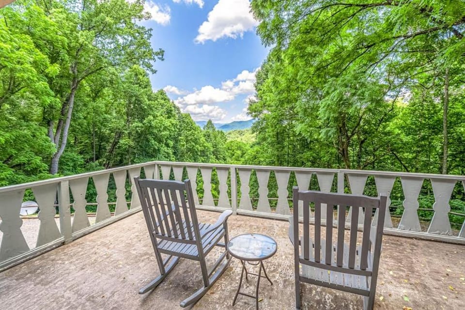 Grin and Bear It House in Qualla