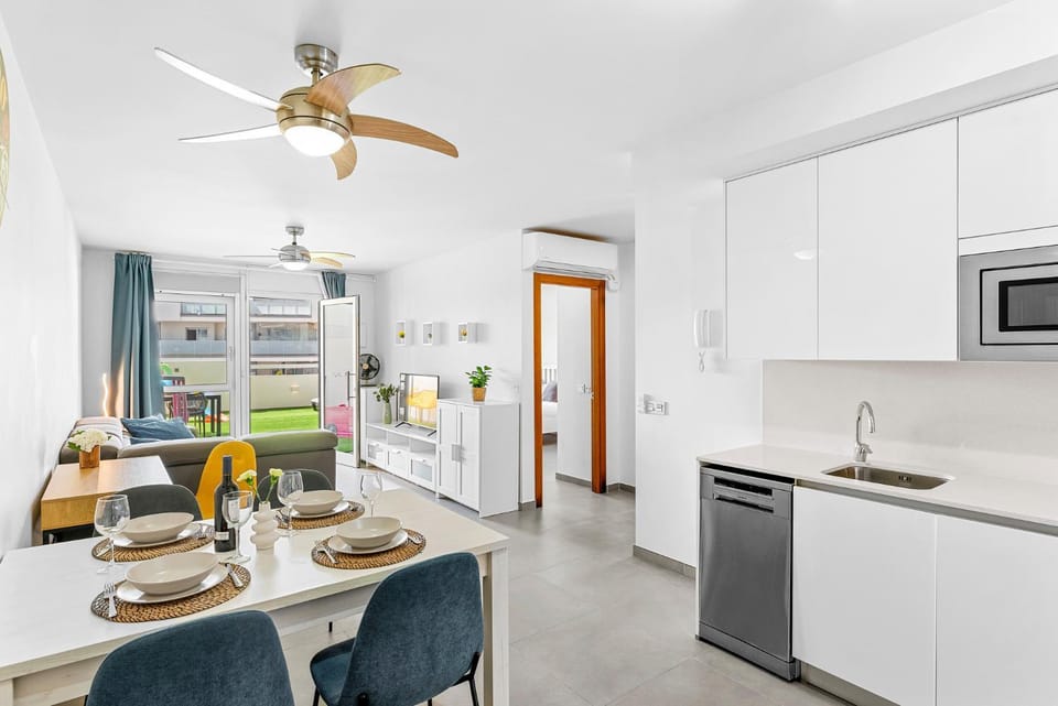 Kitchen or kitchenette, Dining area, dishwasher, microwave