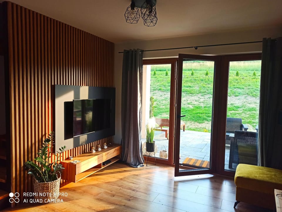 Communal lounge/ TV room, TV and multimedia, Living room, Seating area, Garden view