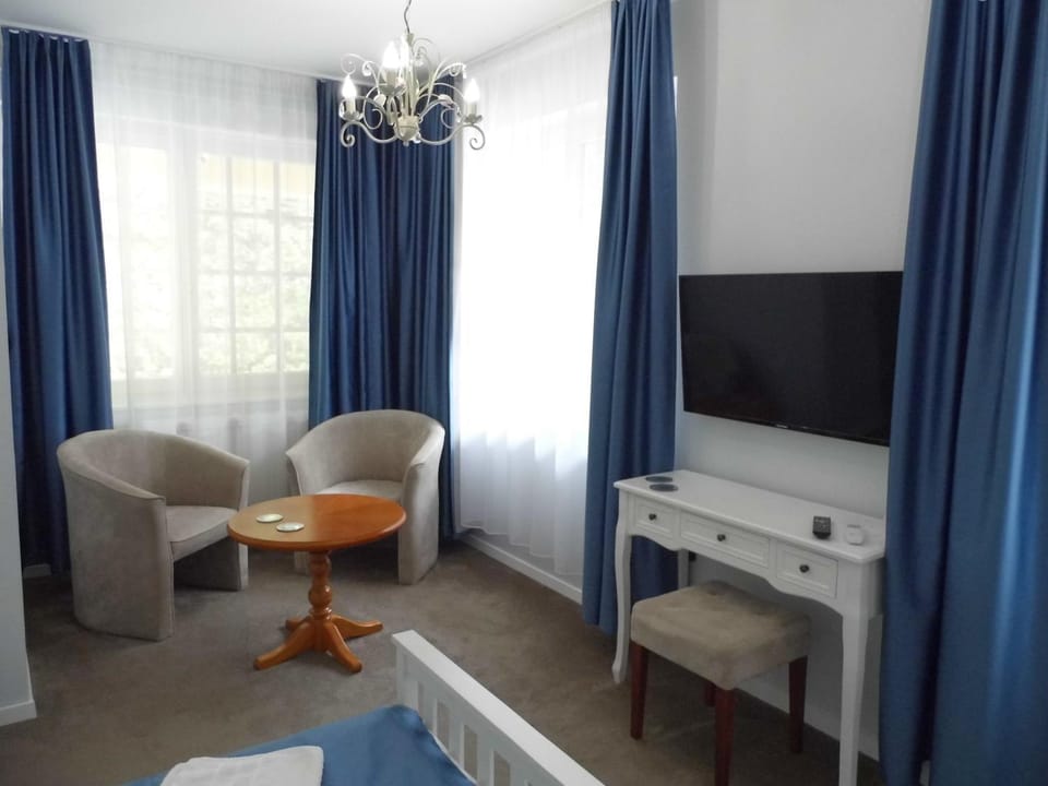 Photo of the whole room, Seating area
