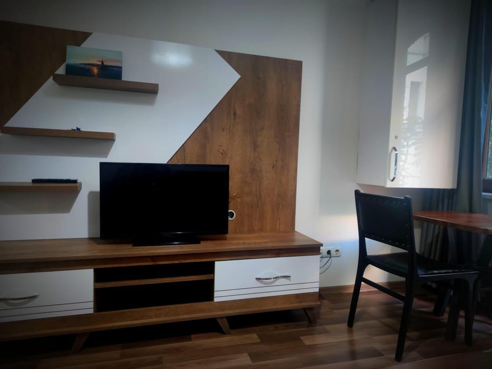 Communal lounge/ TV room, TV and multimedia, Living room, Seating area, Dining area