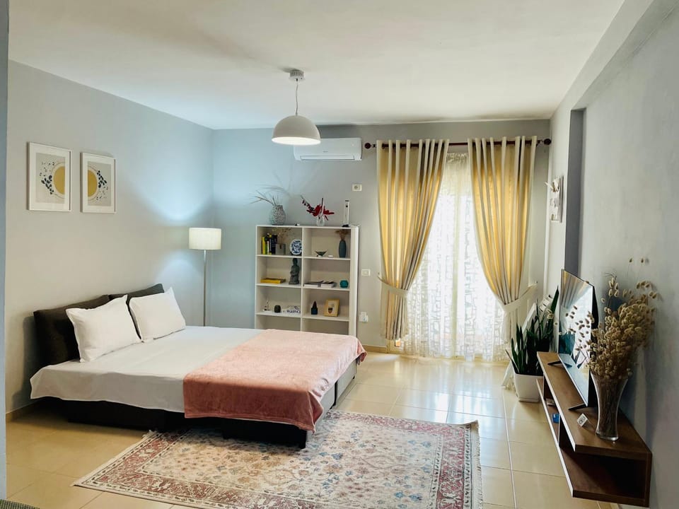 Bed, TV and multimedia, Living room, Photo of the whole room