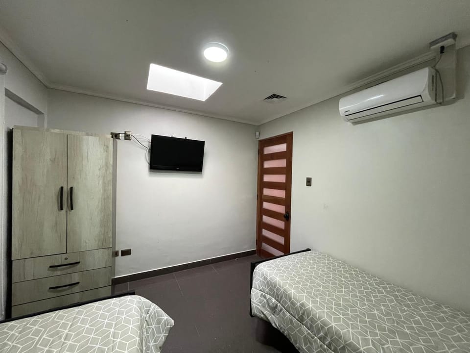 Bed, TV and multimedia, Photo of the whole room, Bedroom, wardrobe, air conditioner