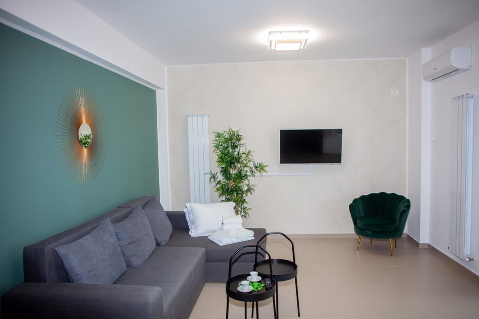 Communal lounge/ TV room, Living room, Seating area