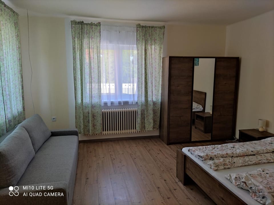 Bed, Photo of the whole room, Seating area