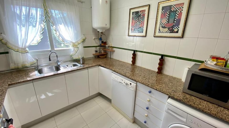 Kitchen or kitchenette, Decorative detail, dishwasher, minibar, pet friendly, stove