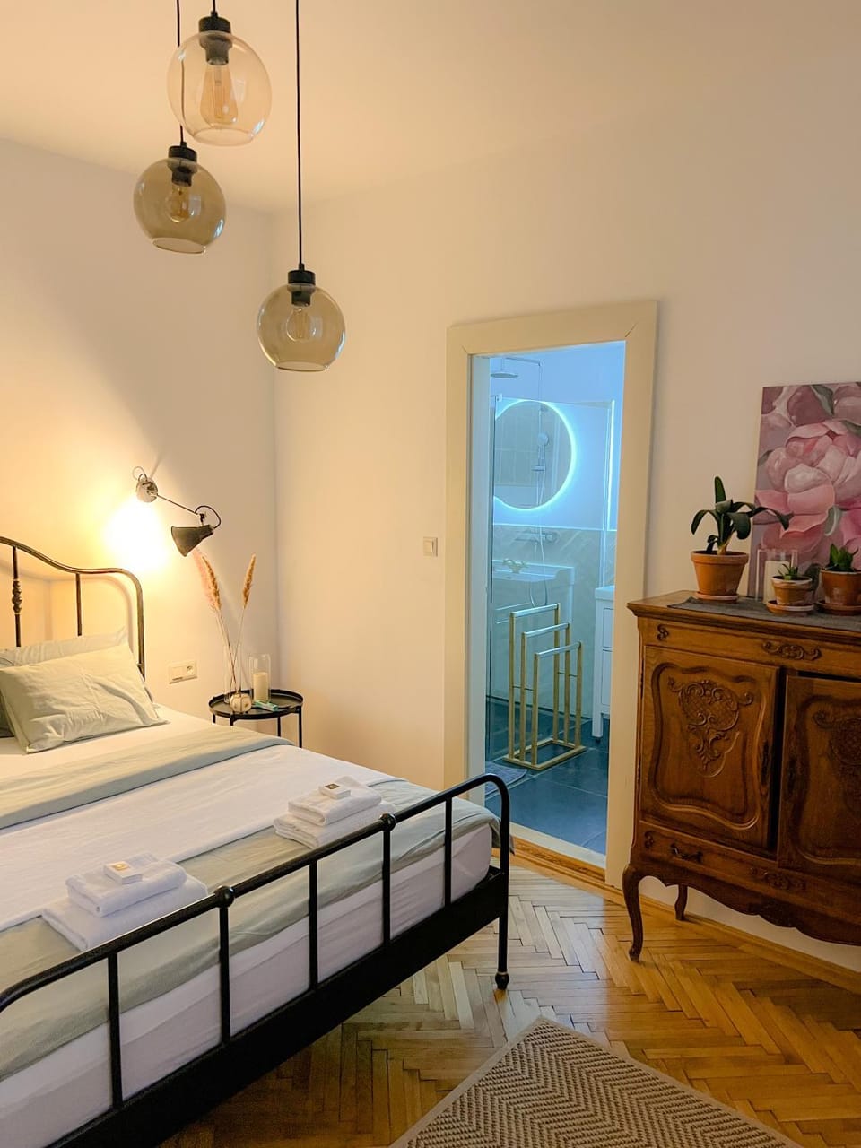Photo of the whole room, Bedroom