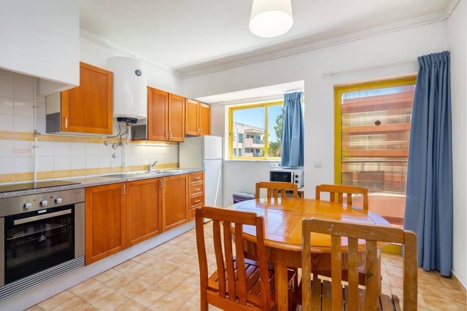 Kitchen or kitchenette, Dining area, oven, stove