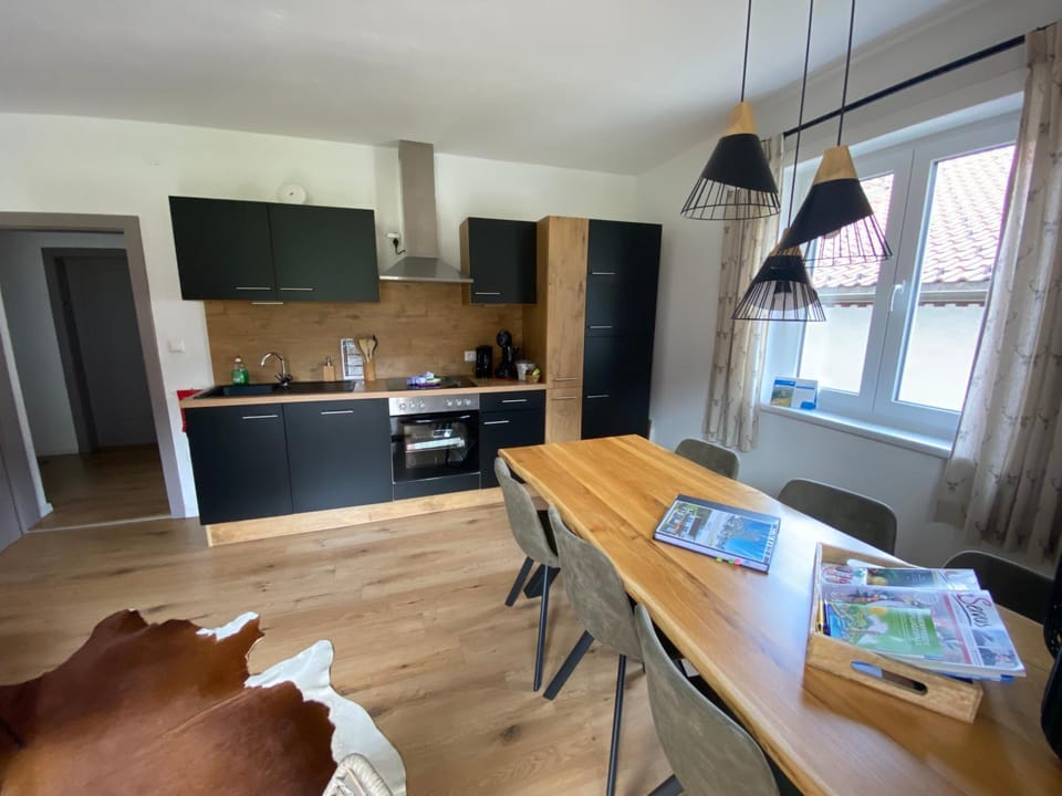 Kitchen or kitchenette, Dining area