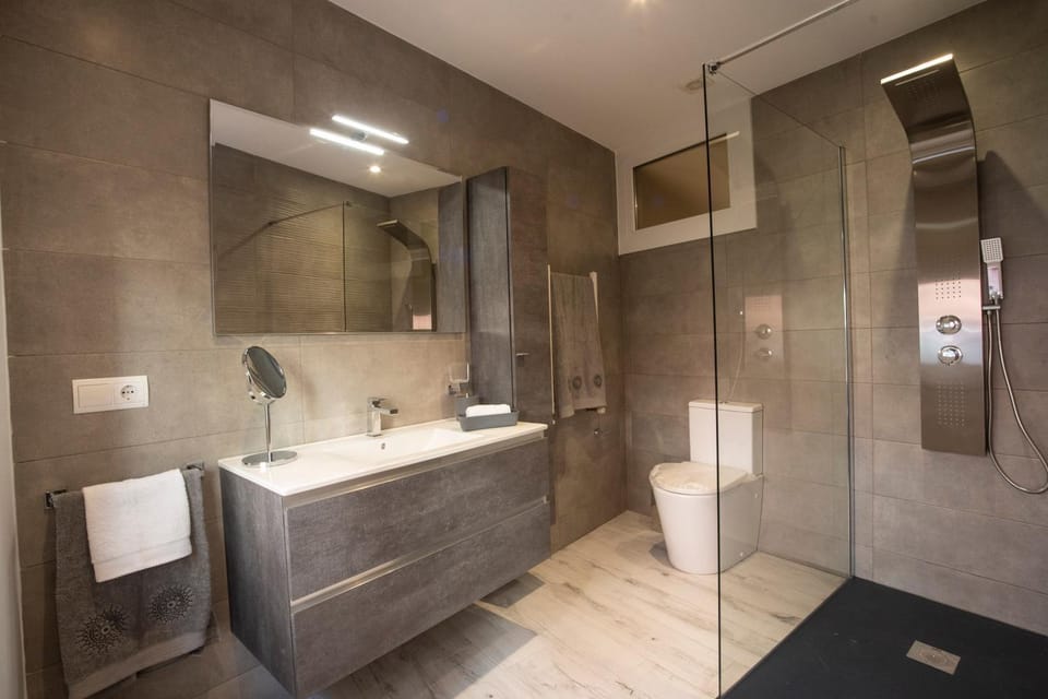 Shower, Hot Tub, Bathroom