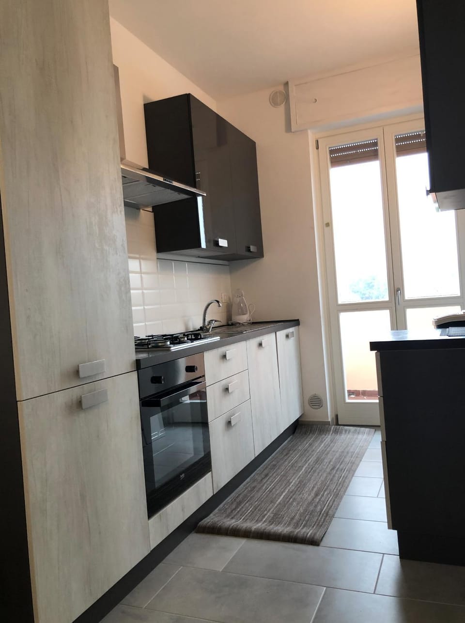 Kitchen or kitchenette, dishwasher, stove