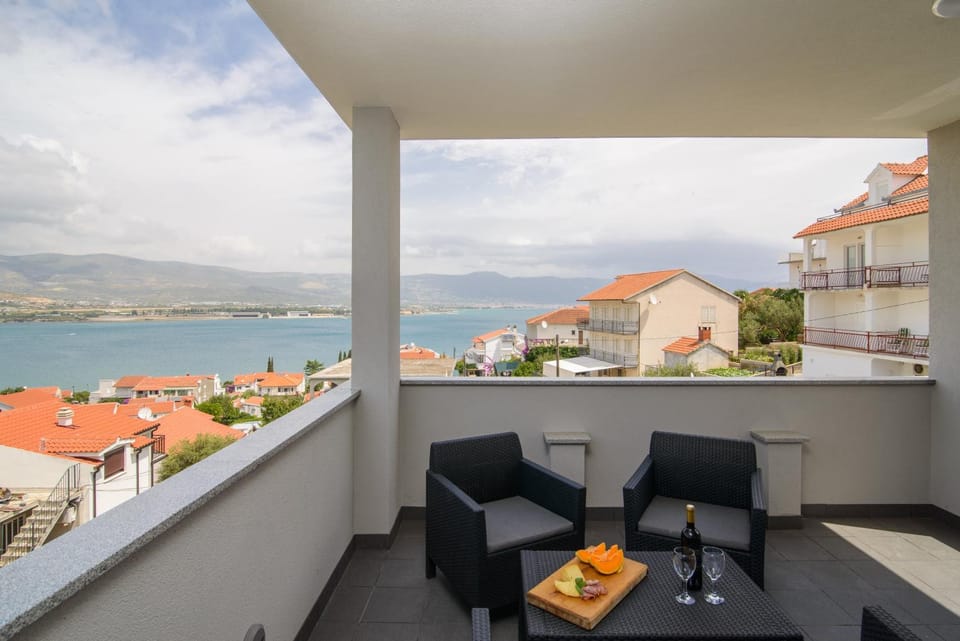 Balcony/Terrace, Balcony/Terrace, Sea view, Street view