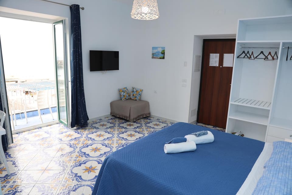 Bed, TV and multimedia, View (from property/room), Balcony/Terrace, Photo of the whole room, Seating area, Bedroom, towels, wardrobe