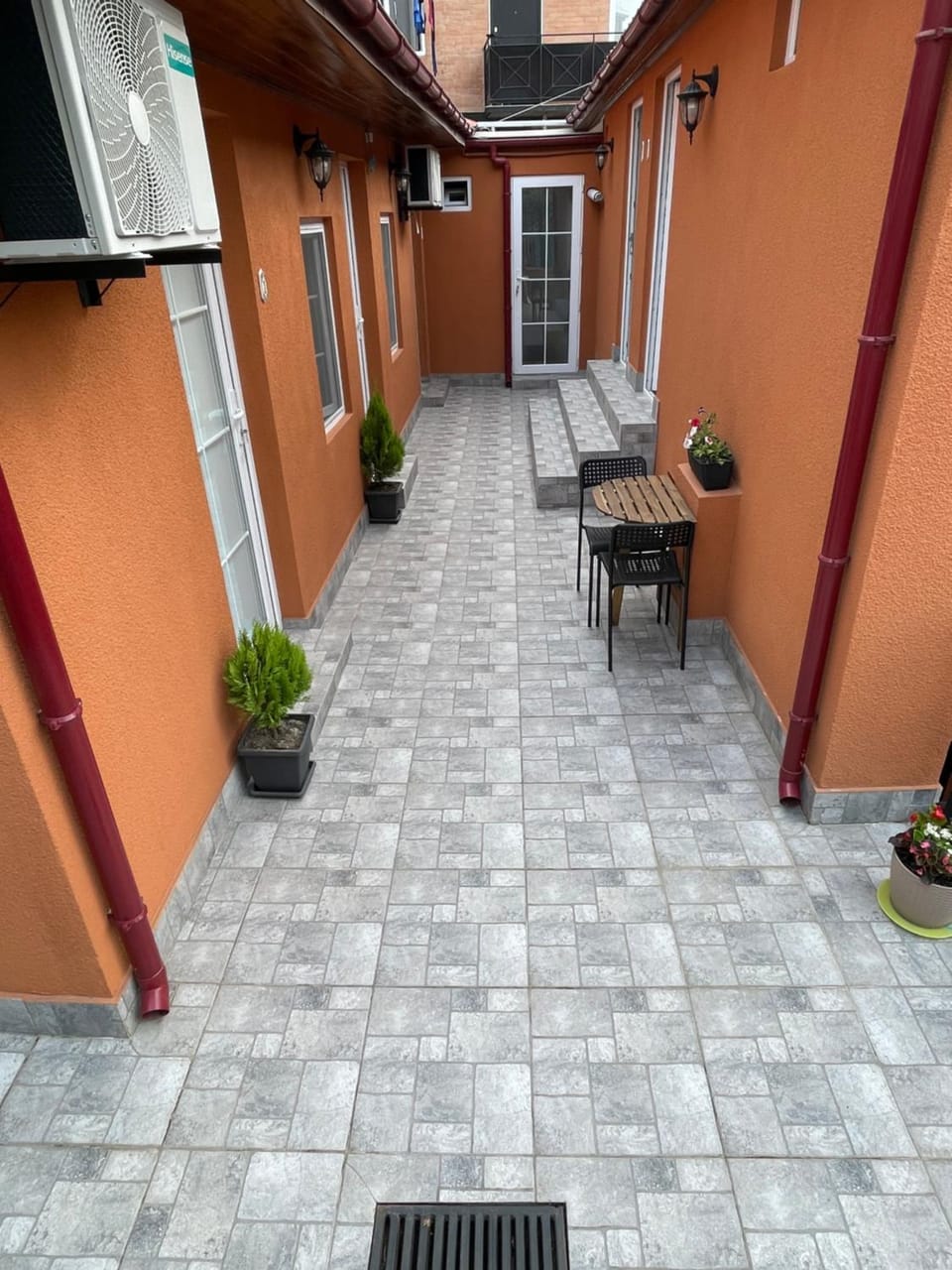Property building, Patio, Facade/entrance, Day, Garden
