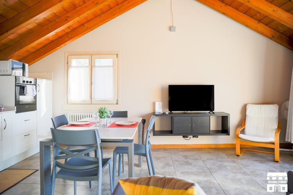 TV and multimedia, Kitchen or kitchenette, Living room, Seating area, Dining area