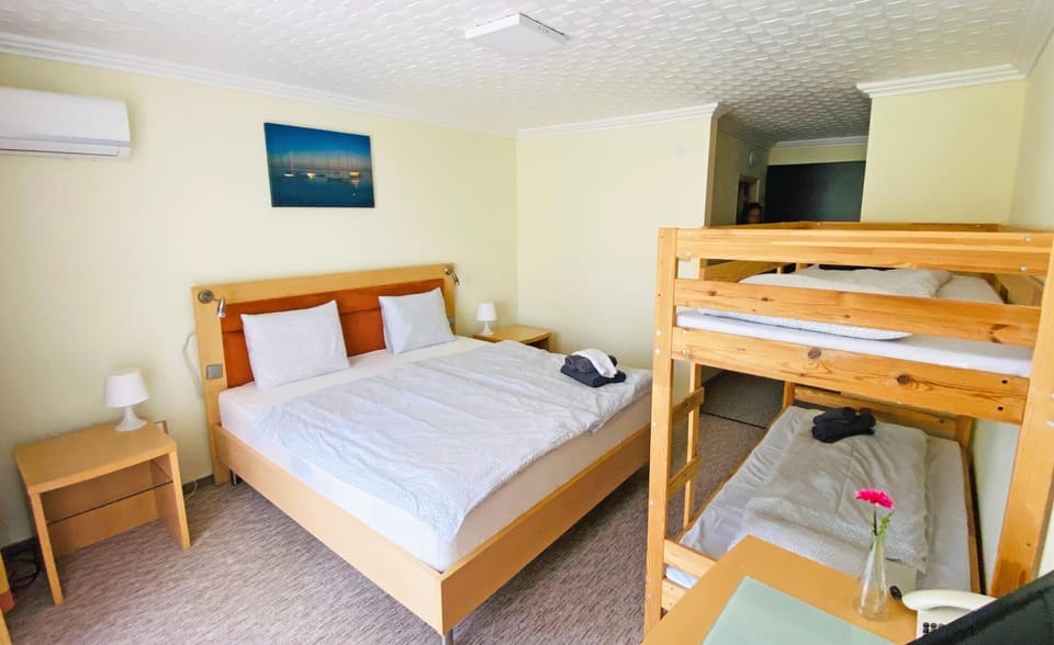 TV and multimedia, Photo of the whole room, Bedroom, bunk bed, air conditioner