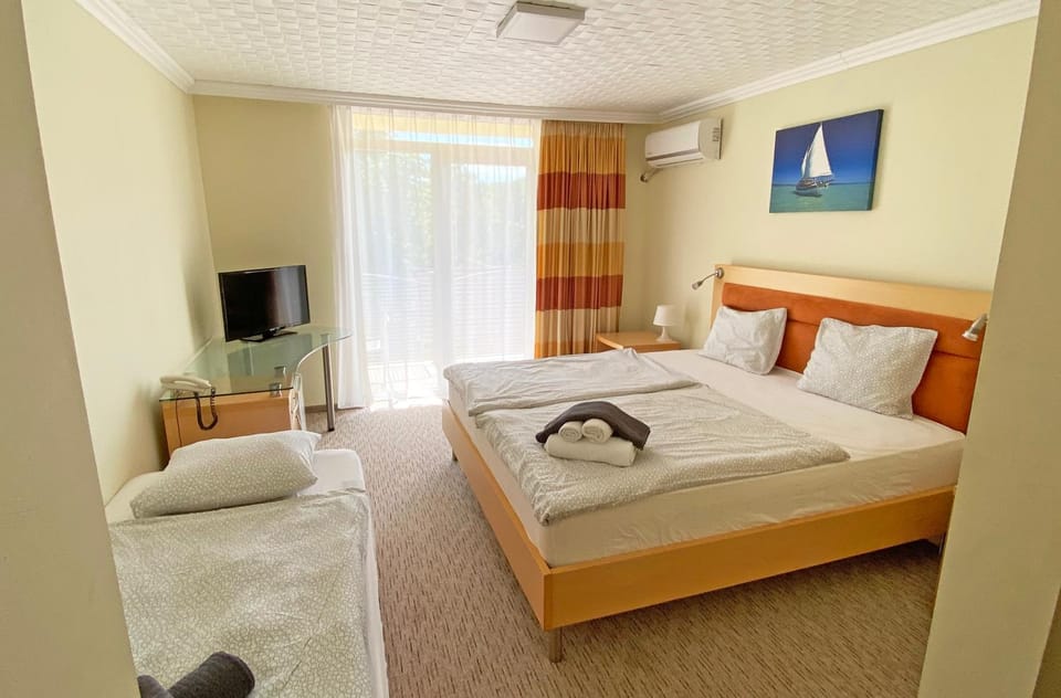 Bed, Photo of the whole room, Bedroom, air conditioner
