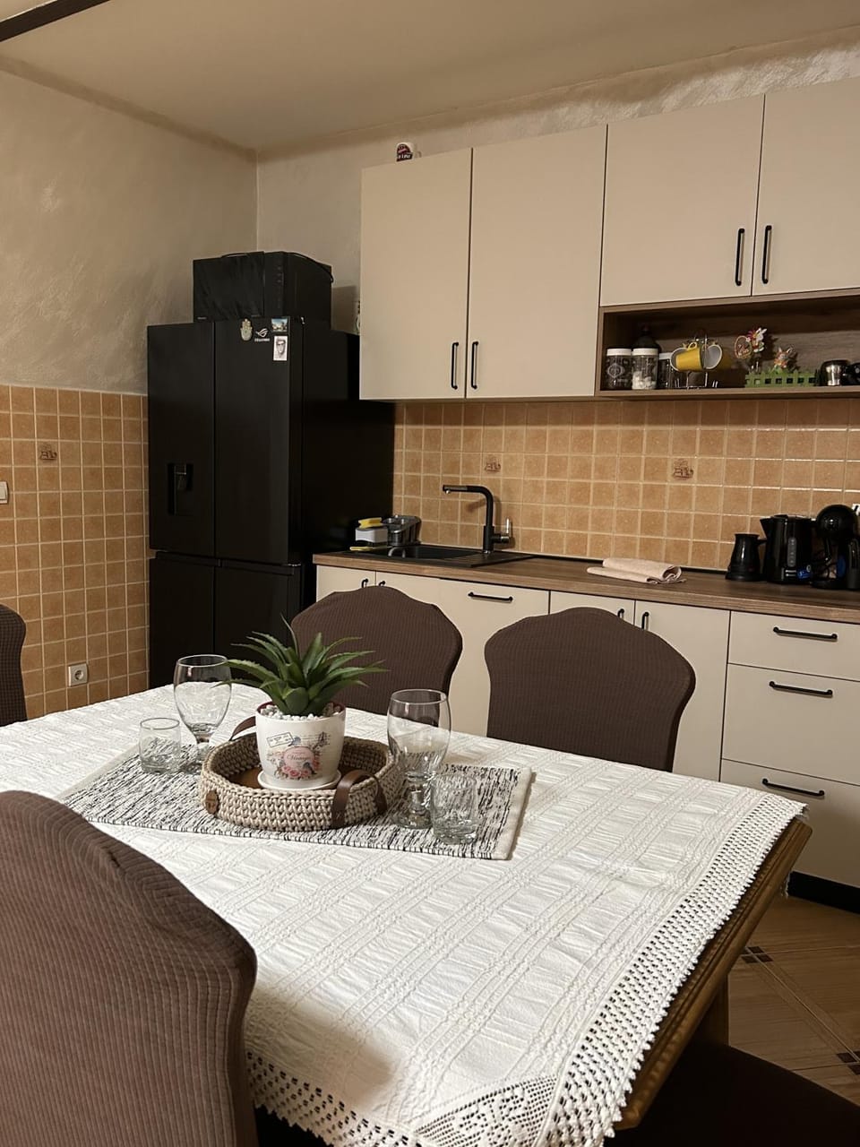 Coffee/tea facilities, Kitchen or kitchenette, Dining area, minibar, oven, stove, toaster
