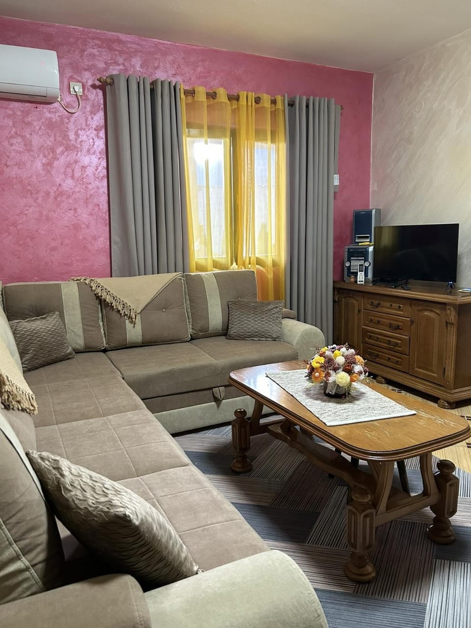 Communal lounge/ TV room, TV and multimedia, Living room, Seating area, Evening entertainment