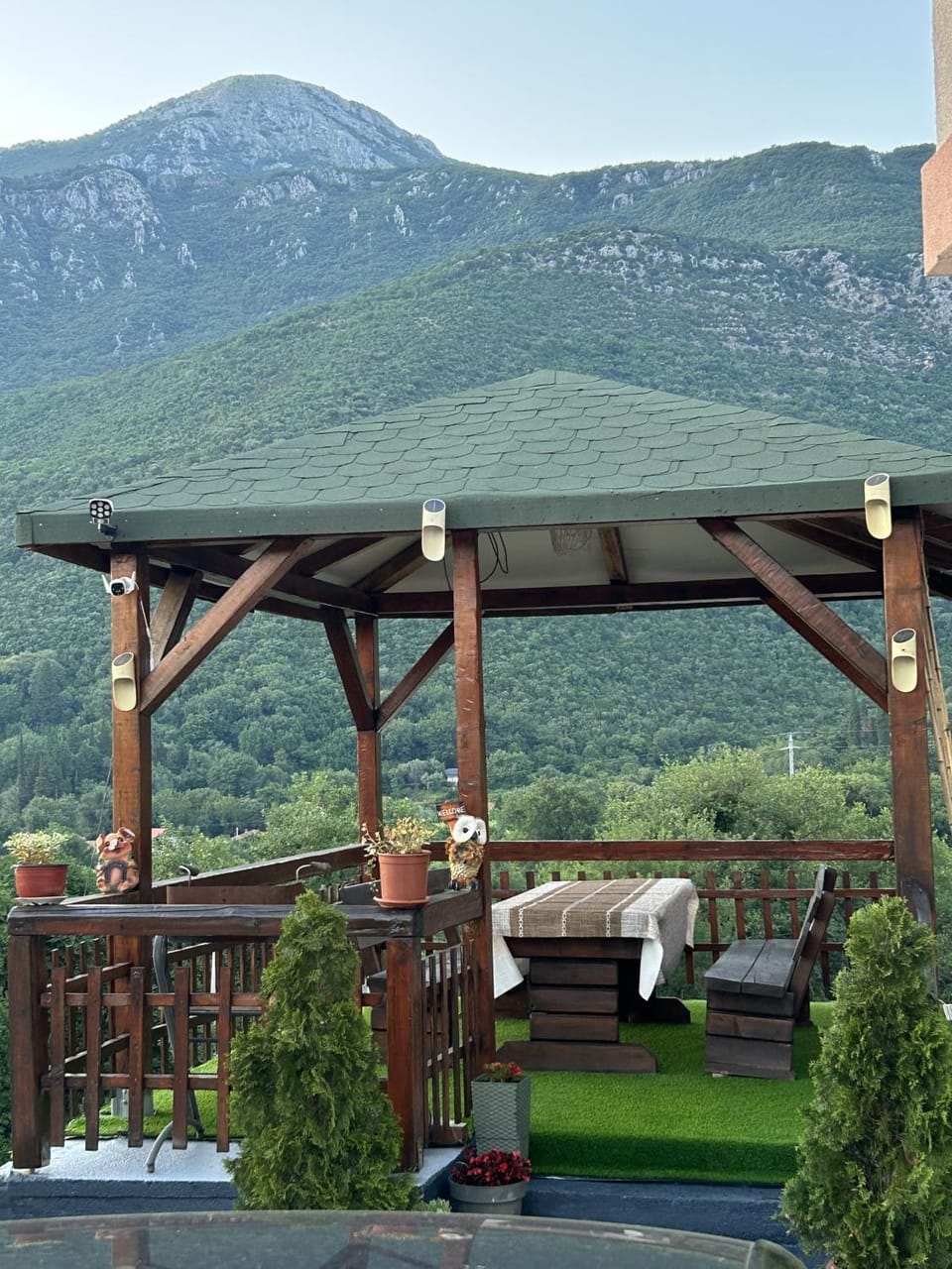 Natural landscape, View (from property/room), Balcony/Terrace, Dining area, Mountain view