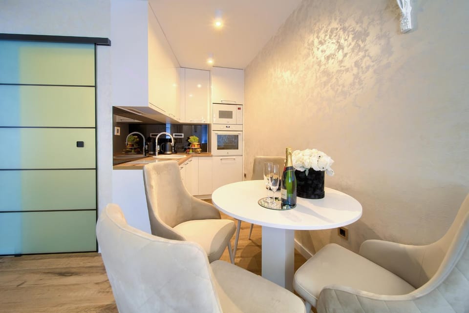Kitchen or kitchenette, Dining area